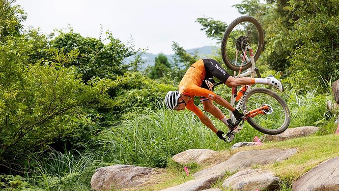 olympische-mountainbikedroom-van-der-poel-spat-uiteen-door-vroege-val