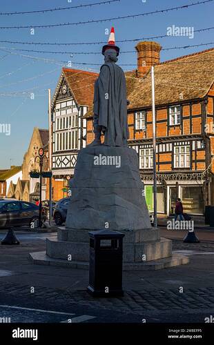 traffic-cone-on-the-statue-of-alfred-the-great-wantage-uk-2MBEFP5